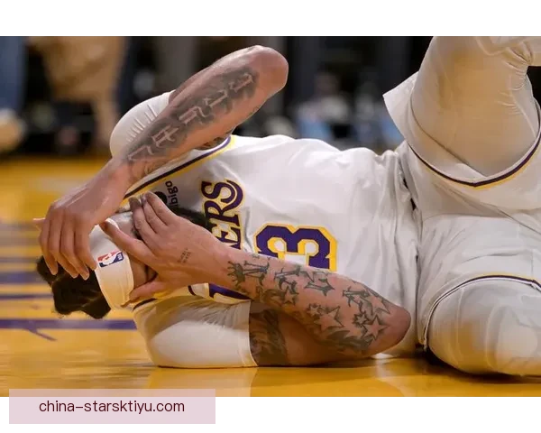 戴维斯脚踝伤坚持独自回更衣室